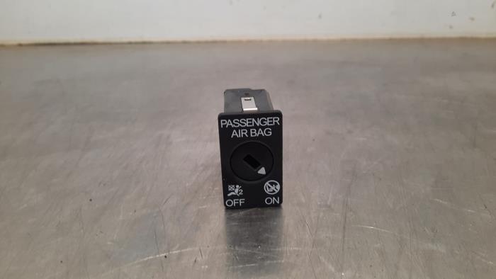Airbag switch from a Volkswagen Golf VIII (CD1) 2.0 TDI 16V 4Motion 2020