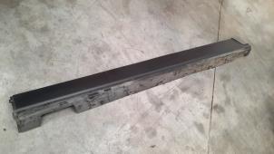 Used Door sill right Landrover Range Rover IV (LG) 4.4 SDV8 32V Price € 96,80 Inclusive VAT offered by Autohandel Didier