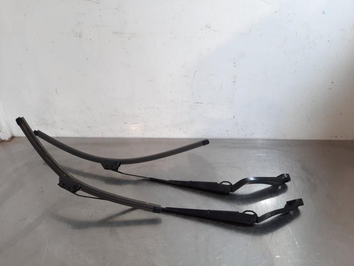 Front wiper arm from a Land Rover Discovery Sport (LC) 2.0 TD4 150 16V 2017