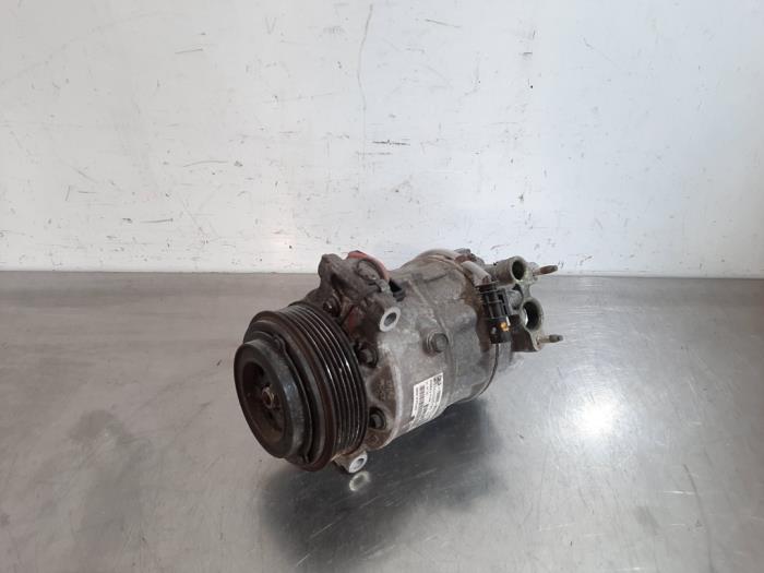 Air conditioning pump from a Land Rover Discovery Sport (LC) 2.0 TD4 150 16V 2017