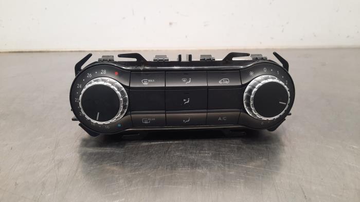 Air conditioning control panel from a Mercedes-Benz GLA (156.9) 2.2 200 CDI, d 16V 2014