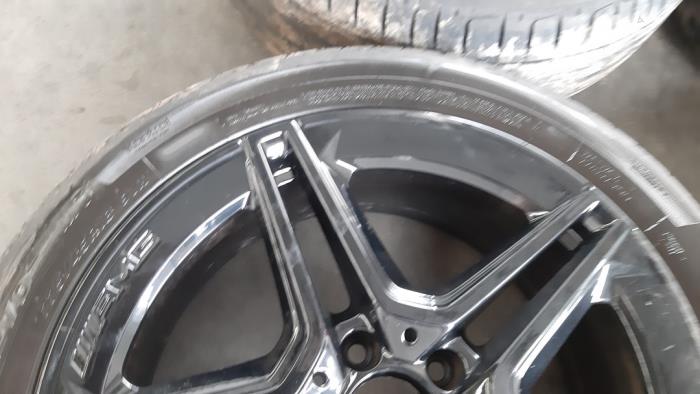 Juego de llantas y neumáticos de un Mercedes-Benz CLA (118.3) 1.3 CLA-180 Turbo 16V 2019