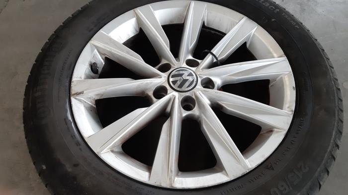 Wheel + tyre from a Volkswagen Tiguan (5N1/2) 2.0 TDI 16V Blue Motion 2016