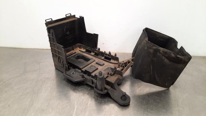 Battery box from a Volkswagen Tiguan (5N1/2) 2.0 TDI 16V Blue Motion 2016
