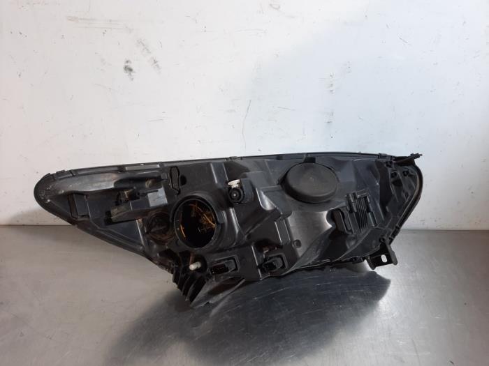 Headlight, left from a Renault Captur (2R) 1.2 TCE 16V EDC 2014
