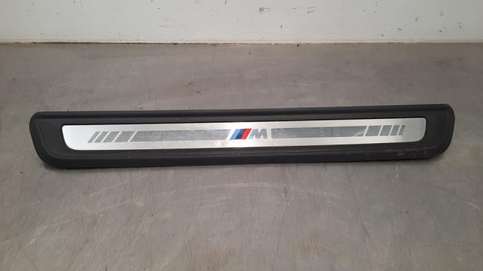 Decorative strip from a BMW 3 serie (G20) 330e 2.0 TwinPower Turbo 16V 2019