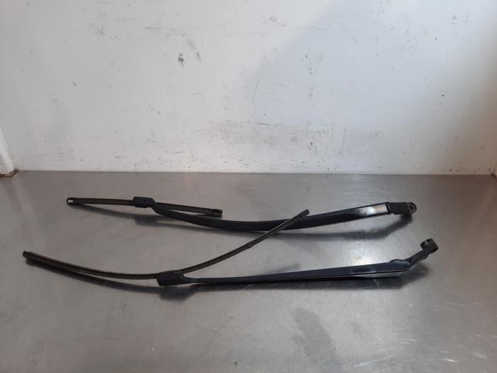 Front wiper arm from a Toyota Avensis Wagon (T27) 1.6 16V D-4D 2017