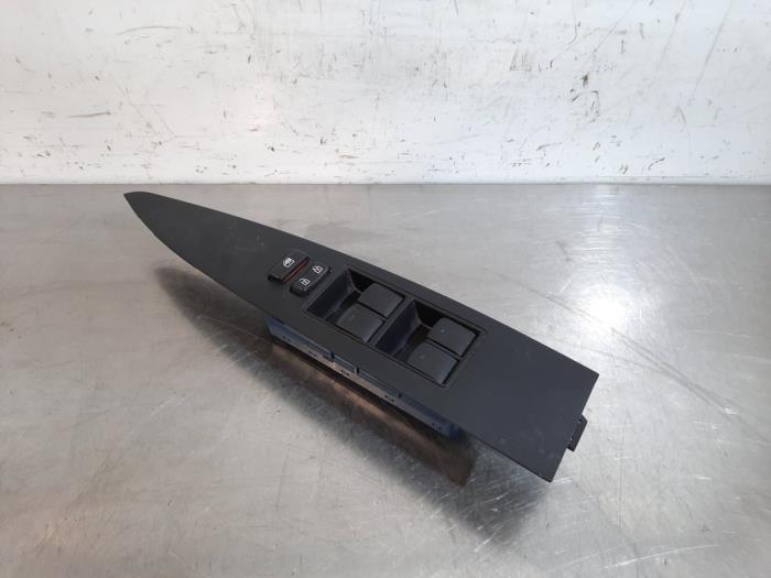 Usados Interruptor combinado de ventanillas Toyota Avensis Wagon (T27) 1.6 16V D-4D Precio € 30,25 IVA incluido ofrecido por Autohandel Didier