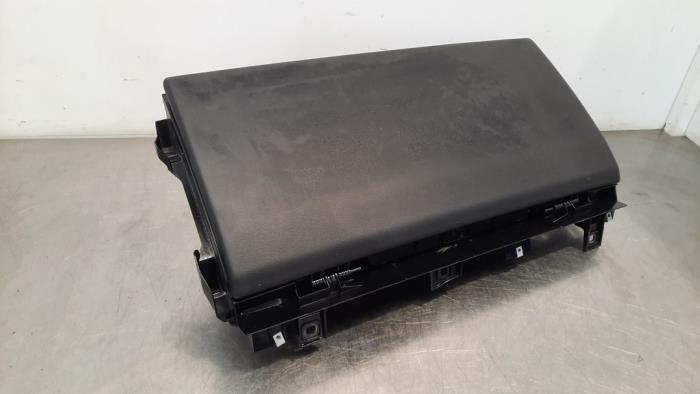 Glovebox from a Land Rover Range Rover Sport (LW) 2.0 16V P400e 2019