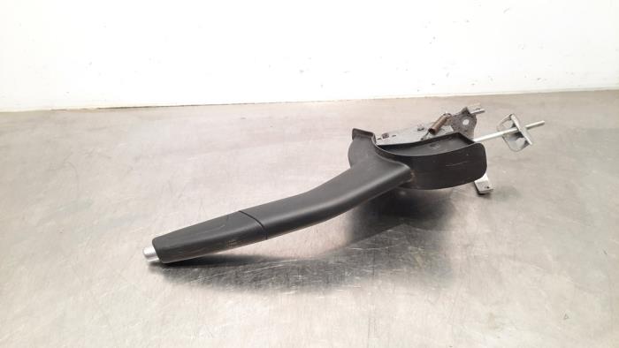 Parking brake lever from a Dacia Duster (SR) 1.5 Blue dCi 115 4x4 2020