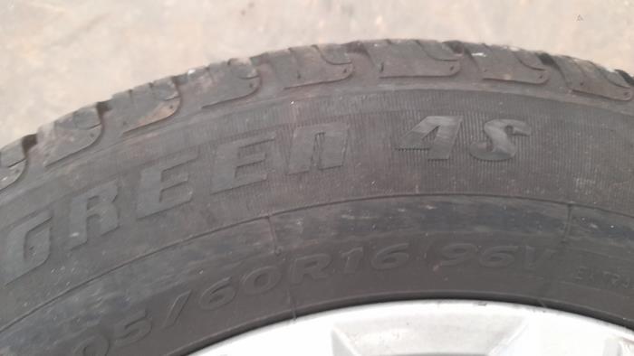 Wheel + winter tyre from a Volkswagen Touran (5T1) 2.0 TDI 150 2017