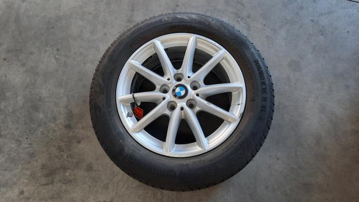 Llanta y neumático de invierno de un BMW 2 serie Gran Tourer (F46) 216d 1.5 TwinPower Turbo 12V 2019