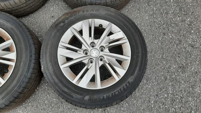 Juego de llantas y neumáticos de un Peugeot 508 (F3/FB/FH/FP) 1.5 BlueHDi 130 2019