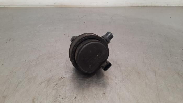 Begagnade Extra vattenpump Mercedes A-Klasse AMG (177.0) 2.0 A-35 AMG Turbo 16V 4Matic Pris € 48,40 Inklusive moms erbjuds av Autohandel Didier