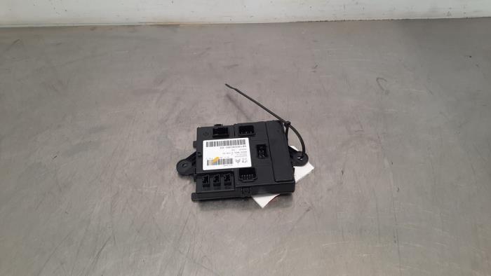 Używane Modul silnika tylnej klapy Peugeot 3008 II (M4/MC/MJ/MR) 1.2 12V e-THP PureTech 130 Cena € 60,50 Z VAT oferowane przez Autohandel Didier
