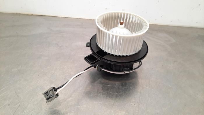 Heating and ventilation fan motor from a Opel Astra K Sports Tourer 1.5 CDTi 105 12V 2021