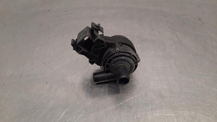 Begagnade Extra vattenpump Mercedes A (177.0) 1.5 A-180d Pris € 24,20 Inklusive moms erbjuds av Autohandel Didier