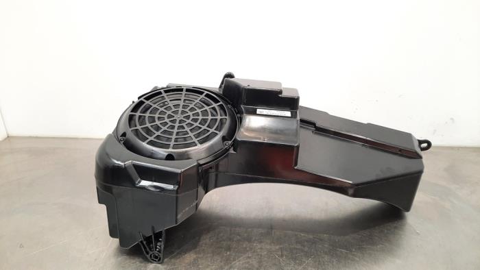 Używane Subwoofer Audi RS 6 Avant (C7) 4.0 V8 TFSI Performance 32V Cena € 133,10 Z VAT oferowane przez Autohandel Didier