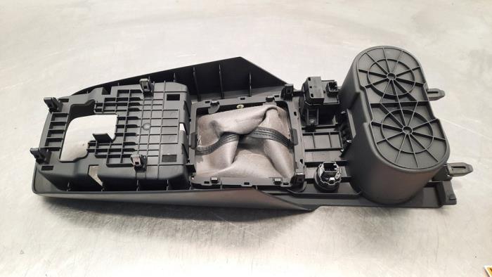 Middle console from a Audi Q2 (GAB/GAG) 1.6 30 TDI 16V 2017
