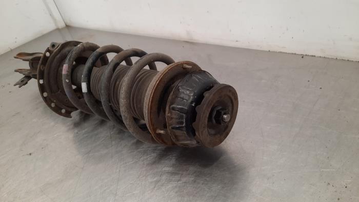 Fronts shock absorber, left from a Kia Picanto (TA) 1.0 12V 2017