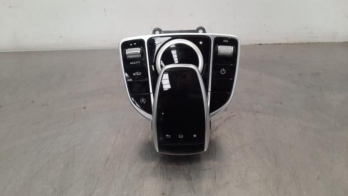Botón I-Drive de un Mercedes-Benz C (W205) C-250 2.2 CDI 16V BlueTEC, C-250d 2015