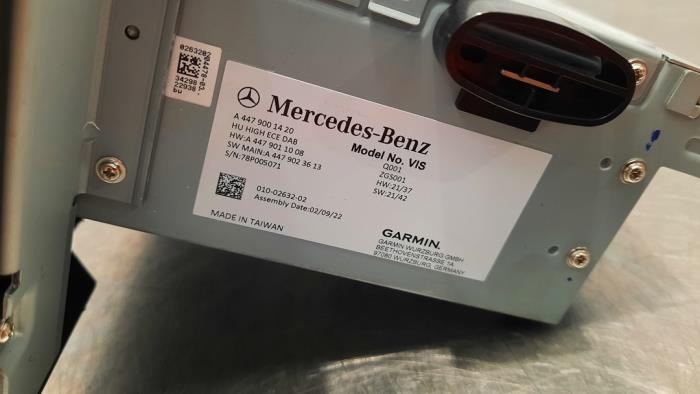 Radio de un Mercedes-Benz Vito Tourer (447.7) 2.0 119 CDI 16V 2022