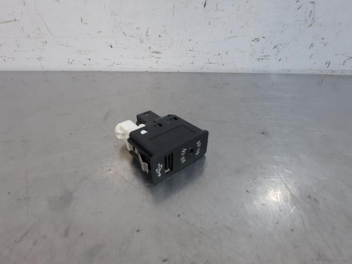 Usados Enchufe USB Mini Paceman (R61) 1.6 16V Cooper S ALL4 Precio € 12,10 IVA incluido ofrecido por Autohandel Didier