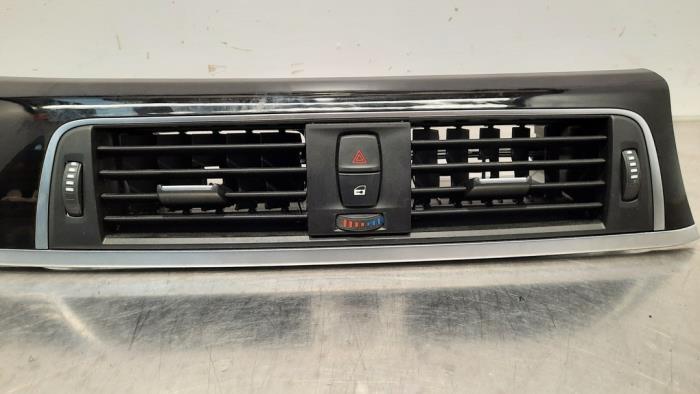 Kratka wentylacyjna deski rozdzielczej z BMW M3 (F80) 3.0 24V TwinPower Turbo 2018