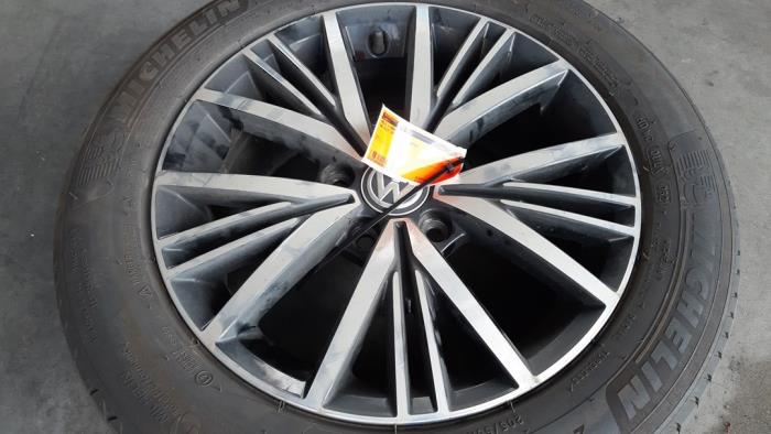 Felge + Reifen van een Volkswagen Golf Sportsvan (AUVS) 1.6 TDI BlueMotion 16V 2016
