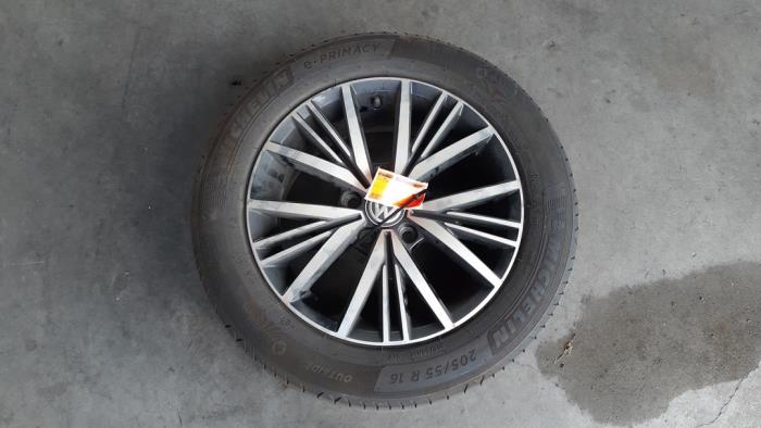 Felge + Reifen van een Volkswagen Golf Sportsvan (AUVS) 1.6 TDI BlueMotion 16V 2016