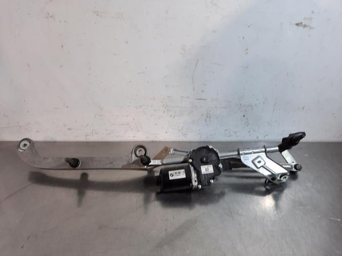 Front wiper motor from a BMW 2 serie Active Tourer (F45) 218i 1.5 TwinPower Turbo 12V 2015