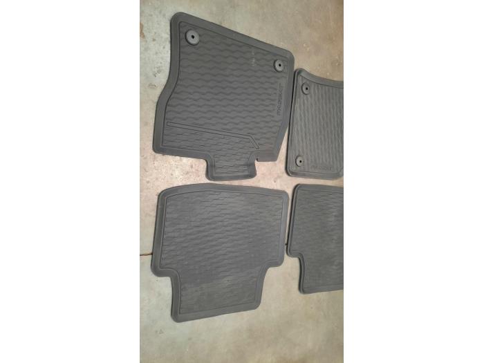 Set of mats from a Volkswagen Passat Variant (3G5) 1.4 GTE 16V 2023