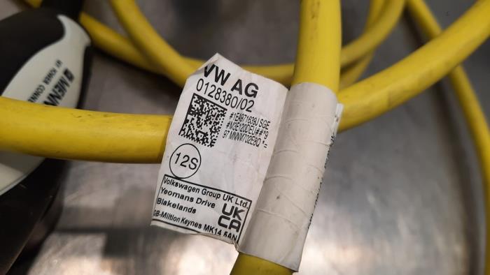 Hybrid charging cable from a Volkswagen Passat Variant (3G5) 1.4 GTE 16V 2023
