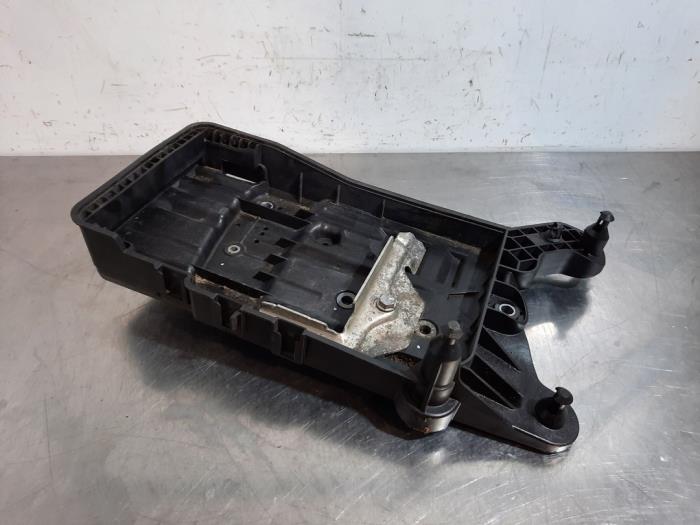 Battery box from a Volkswagen Tiguan (AD1) 1.5 TSI 16V Evo BlueMotion Technology 2019