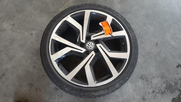 Felge + Reifen van een Volkswagen Polo VI (AW1) 2.0 GTI Turbo 16V 2018