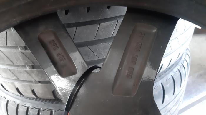 Felge + Reifen van een Volkswagen Polo VI (AW1) 2.0 GTI Turbo 16V 2018