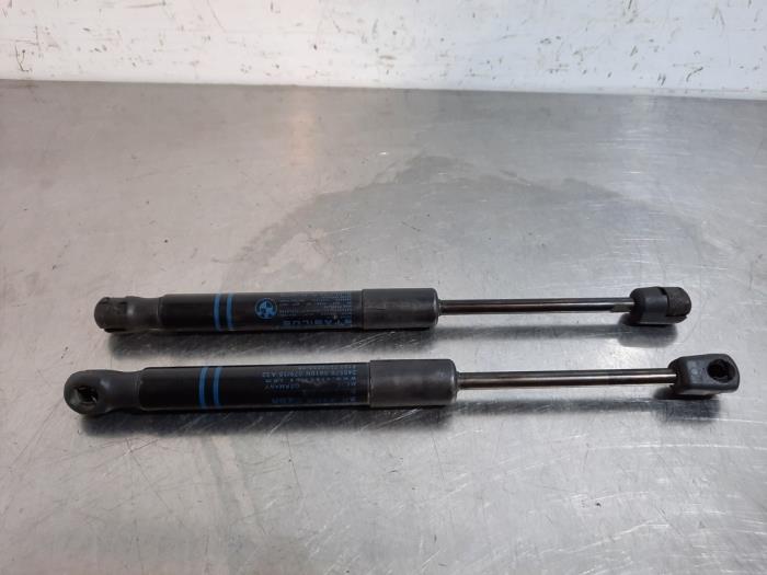 Set of bonnet gas struts from a BMW 1 serie (F20) 116d 1.5 12V TwinPower 2015