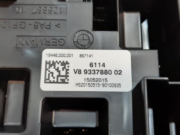 Boîte à fusibles d'un BMW 1 serie (F20) 116d 1.5 12V TwinPower 2015