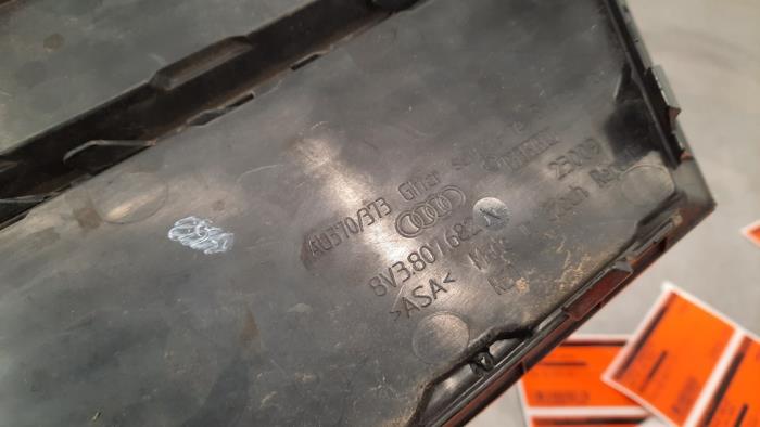 Plaque de protection feu antibrouillard droit d'un Audi A3 Sportback (8VA/8VF) 1.5 35 TFSI 16V 2019