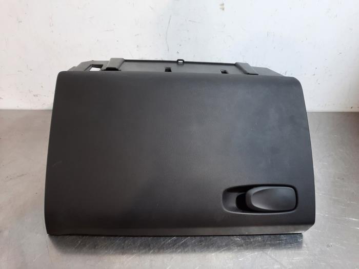 Begagnade Handskfack Volvo V40 Cross Country (MZ) 2.0 D3 16V Pris € 60,50 Inklusive moms erbjuds av Autohandel Didier