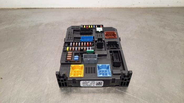 Fuse box Peugeot Partner 1.5 BlueHDi 75 - 9830707680