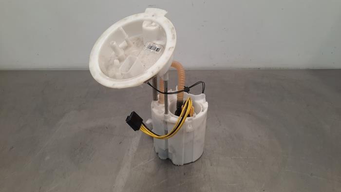 Electric fuel pump from a BMW 3 serie (F30) 316d 2.0 16V 2018