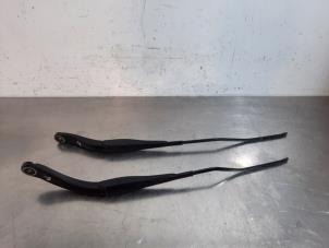 Used Front wiper arm Dacia Duster (SR) 1.0 TCE 12V Price € 42,35 Inclusive VAT offered by Autohandel Didier