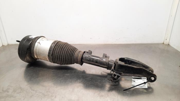 Fronts shock absorber, left from a Mercedes-Benz GLE (V167) 350d 2.9 4-Matic 2021