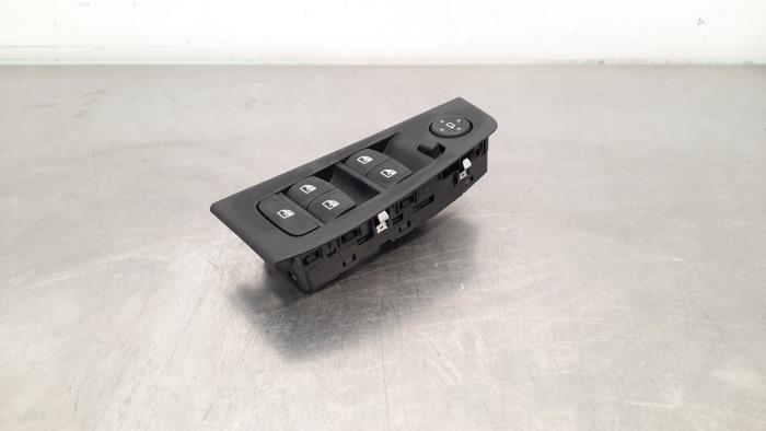 Usados Interruptor combinado de ventanillas BMW 1 serie (F40) 116d 1.5 12V TwinPower Precio € 96,80 IVA incluido ofrecido por Autohandel Didier