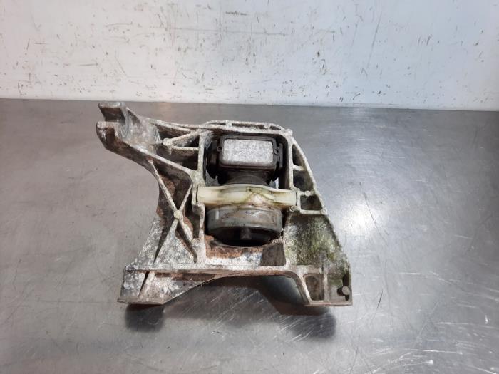 Engine mount from a Citroën C4 Grand Picasso (3A) 1.6 BlueHDI 115 2017