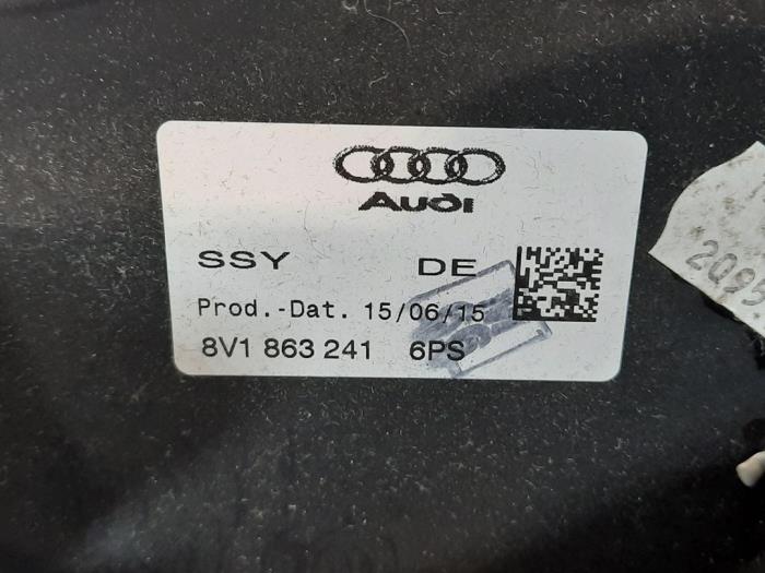 Middle console from a Audi A3 Limousine (8VS/8VM) 1.6 TDI Ultra 16V 2015