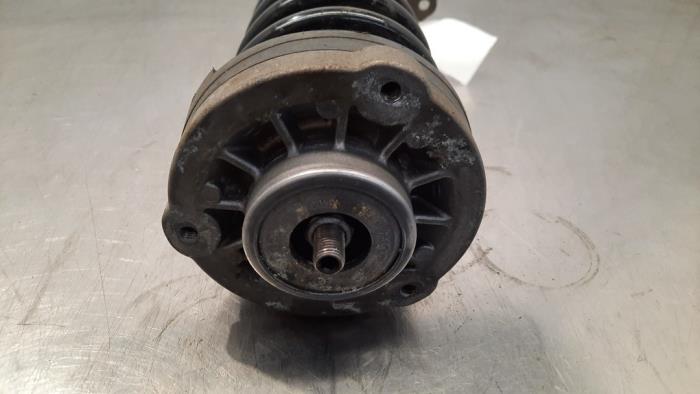 Fronts shock absorber, left from a BMW 5 serie Touring (F11) 530d xDrive 24V Blue Performance 2016