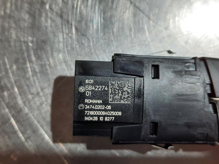 Panic lighting switch from a BMW X1 (F48) sDrive 18d 2.0 16V 2018