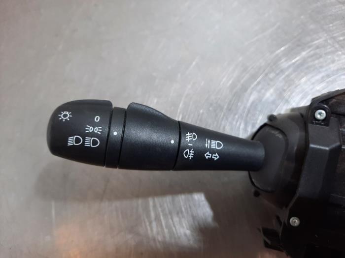 Interruptor combinado columna de dirección de un Renault Twingo III (AH) 1.0 SCe 70 12V 2018